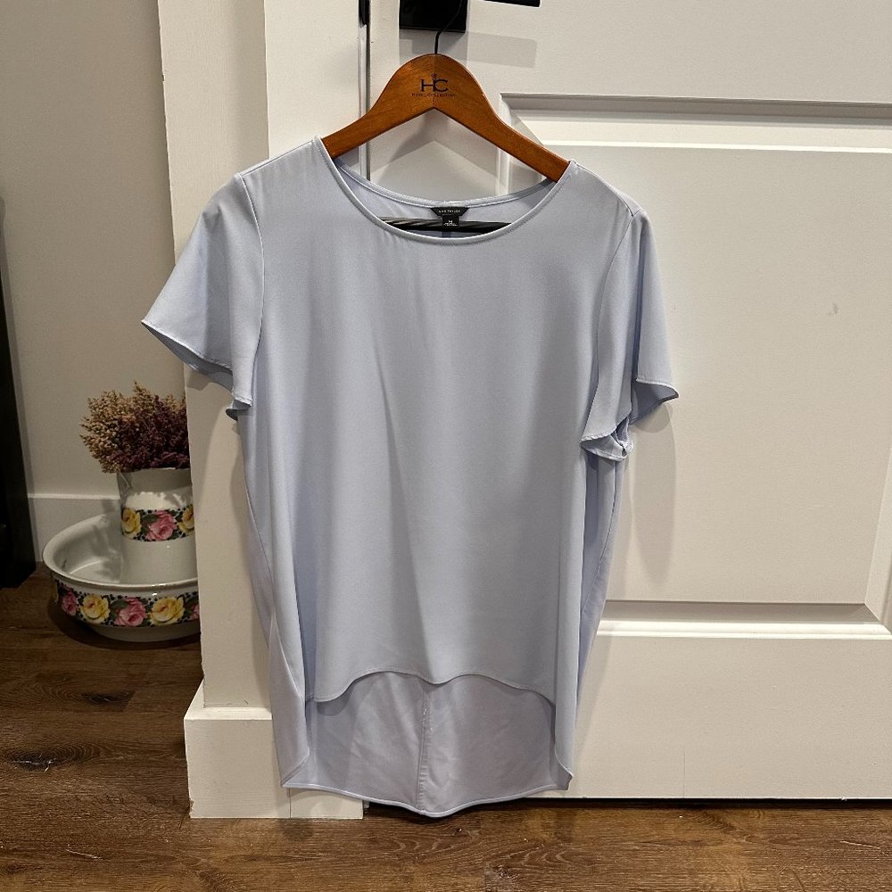 ANN TAYLOR - HI LOW SLIGHTLY FLUTTERED SHORT SLEEVE BLOUSE | SIZE: M